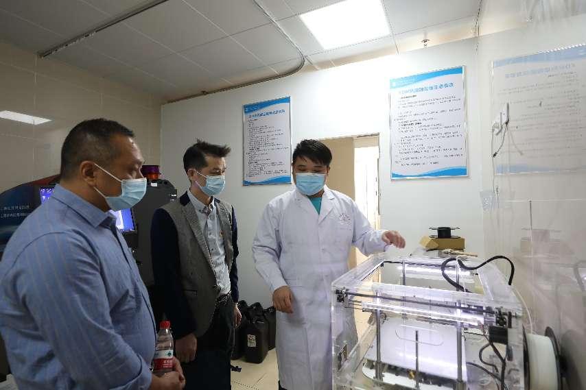 3.参观医学3D打印创新研究中心，了解前沿医疗技术发展。李金戈摄