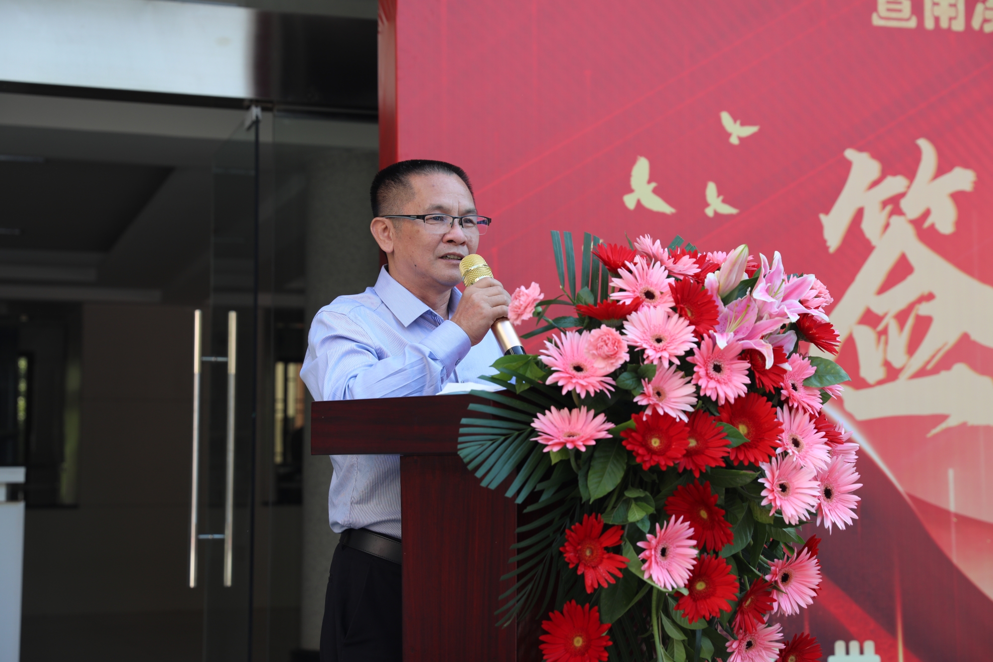 2.桂林万福医院董事长揭英才讲话。李金戈摄