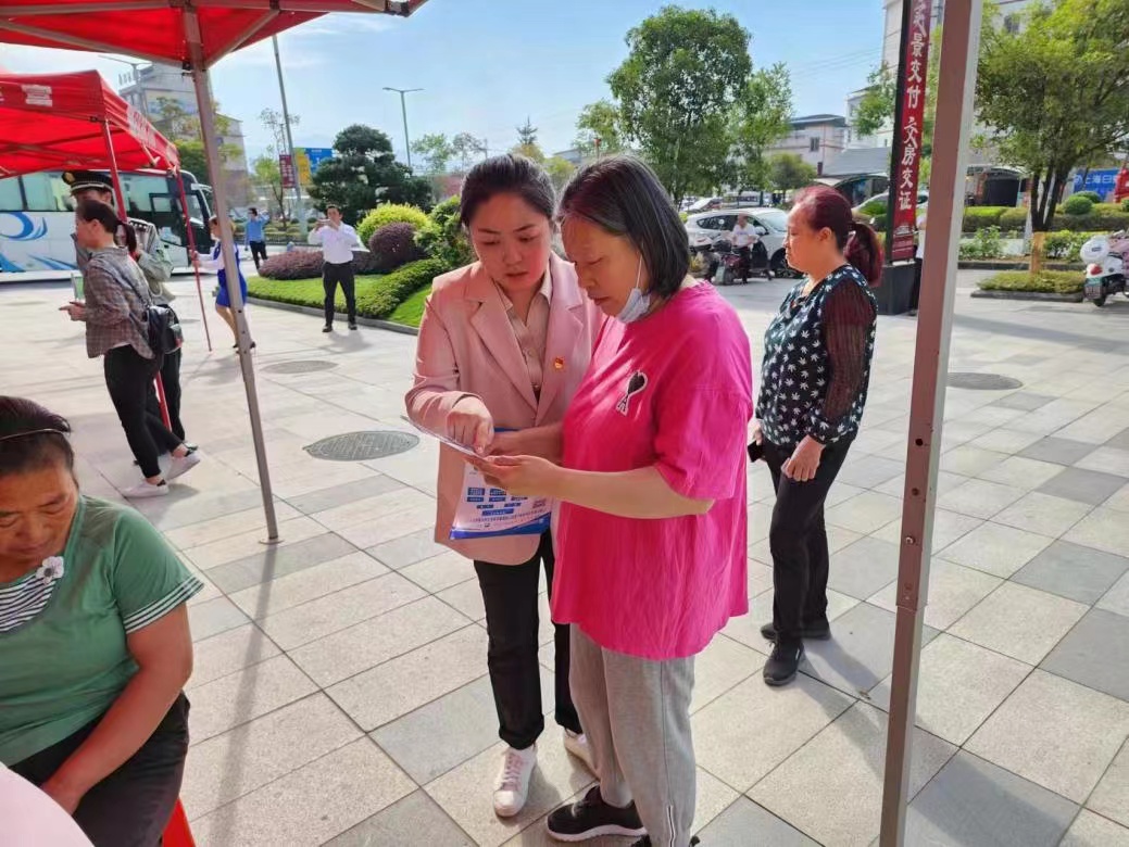 1.收费处工作人员向居民介绍医院就医流程