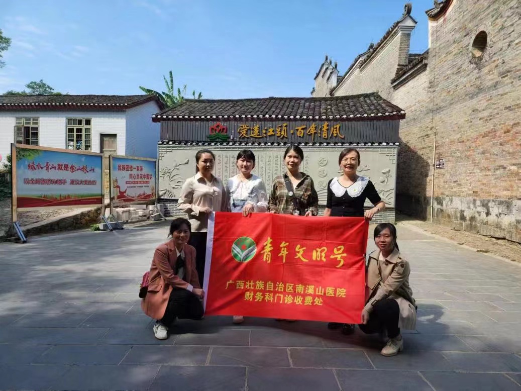 3.青年文明号成员参观爱莲家祠