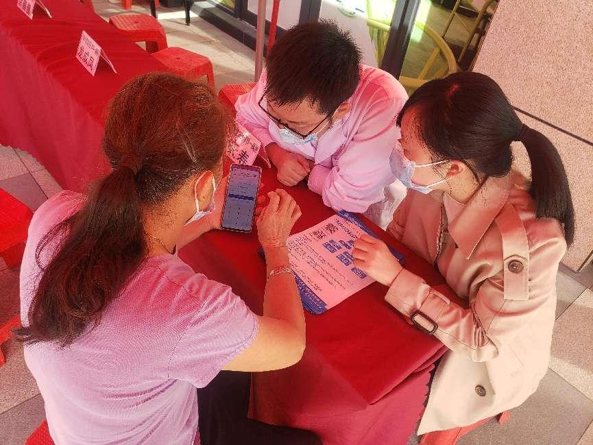 2.收费处工作人员指导居民使用医院公众号