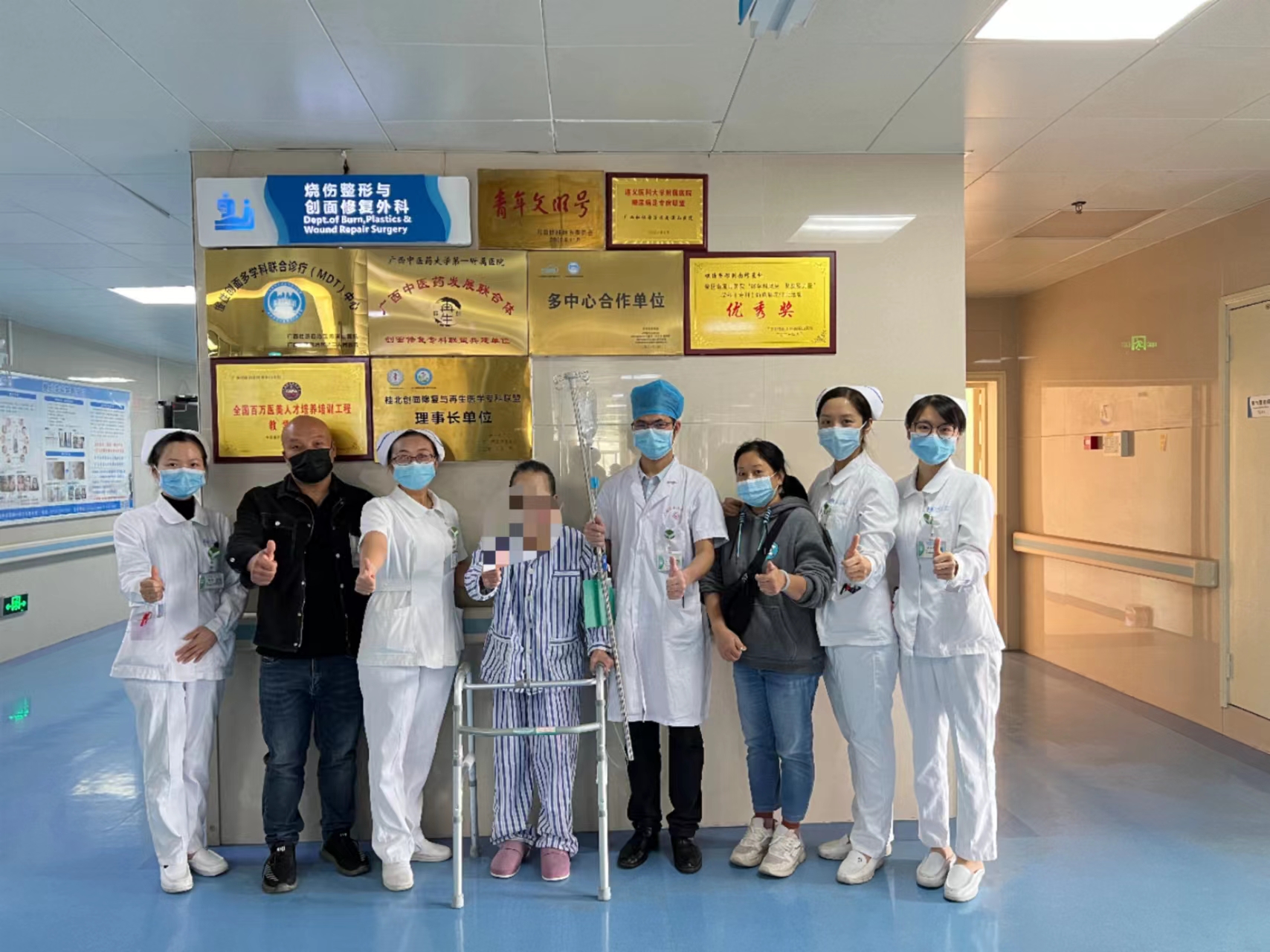 4.兰阿姨出院时和烧伤整形与创面修复外科医护团队合影