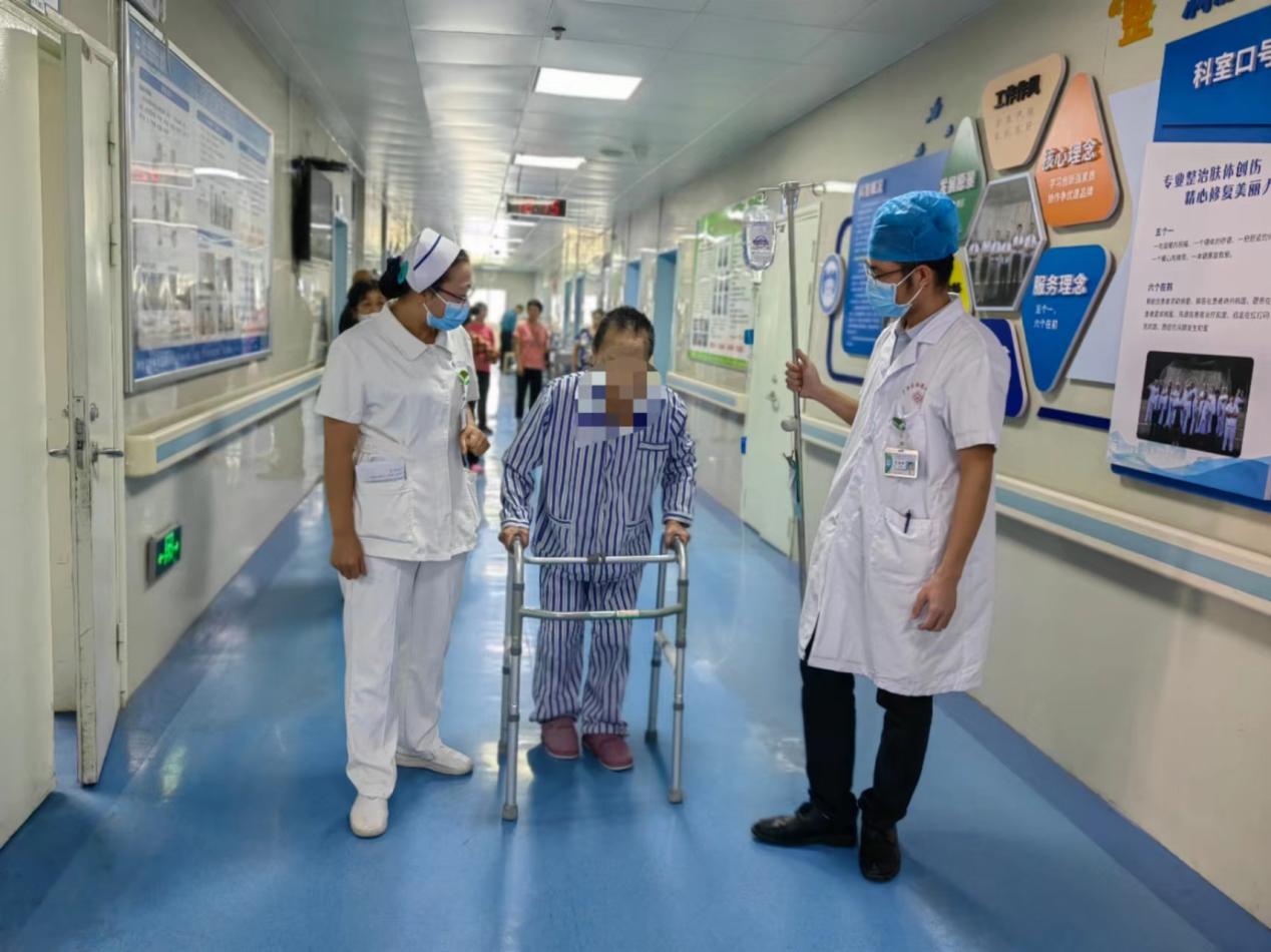 3.医护人员陪伴和指导兰阿姨康复