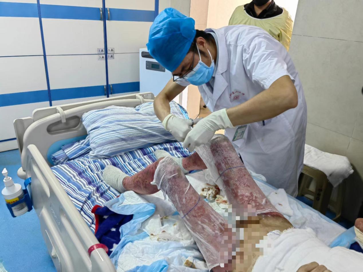 2.医护人员为兰阿姨换药