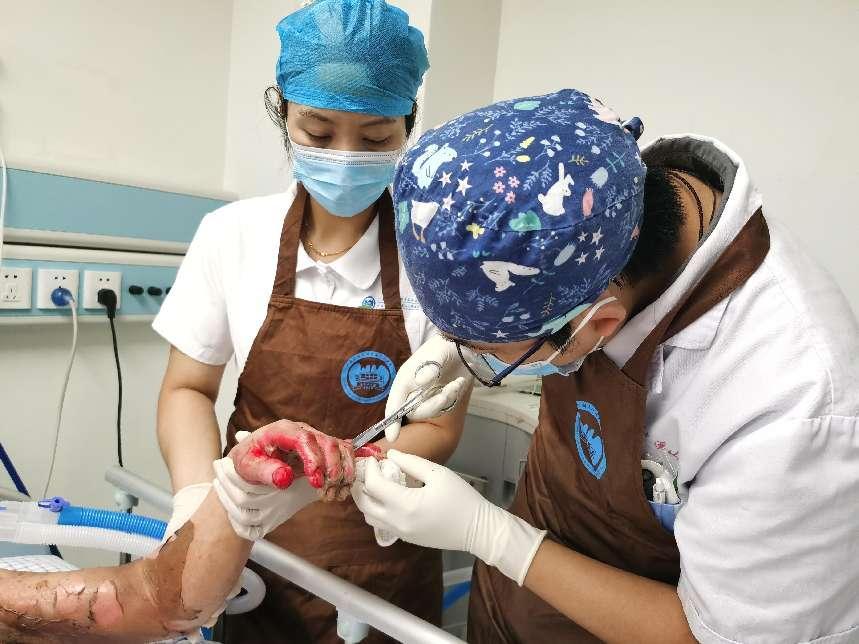 5.为烧伤面积达90%的患者换药