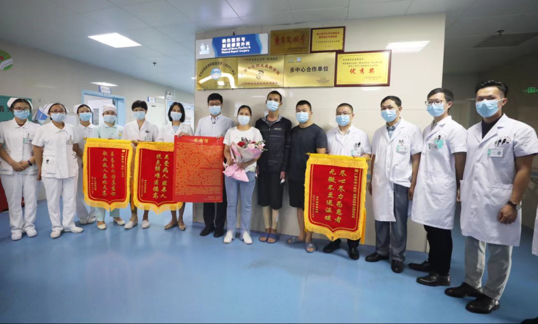 6.2021年9月25日,重度烧伤治愈的少年出院时合影