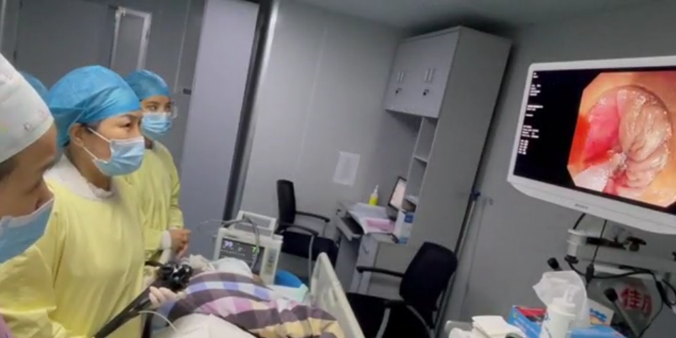消化内科医护人员为谢女士做内镜手术