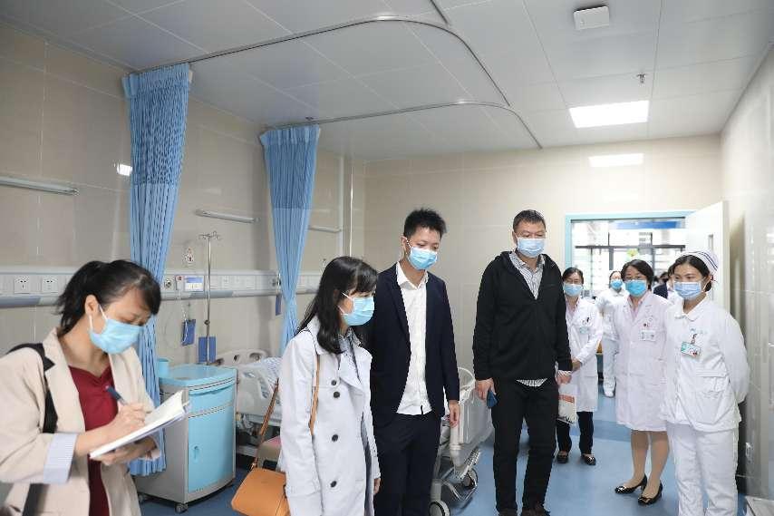10.专家组到临床科室现场进行检查指导。李金戈摄