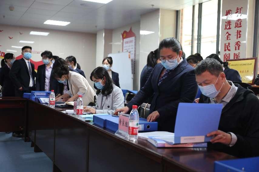 11.专家组在现场审核查阅相关资料准备情况。李金戈摄