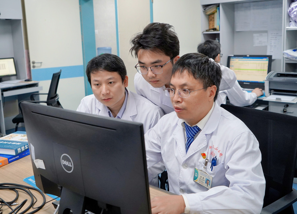 李亮在指导年轻医生学习 医院供图 