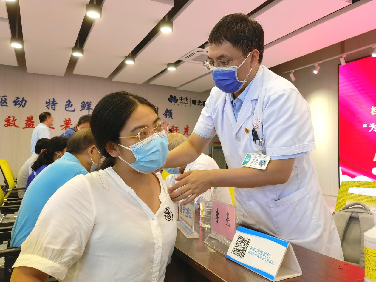 李亮积极参加义诊活动 医院供图