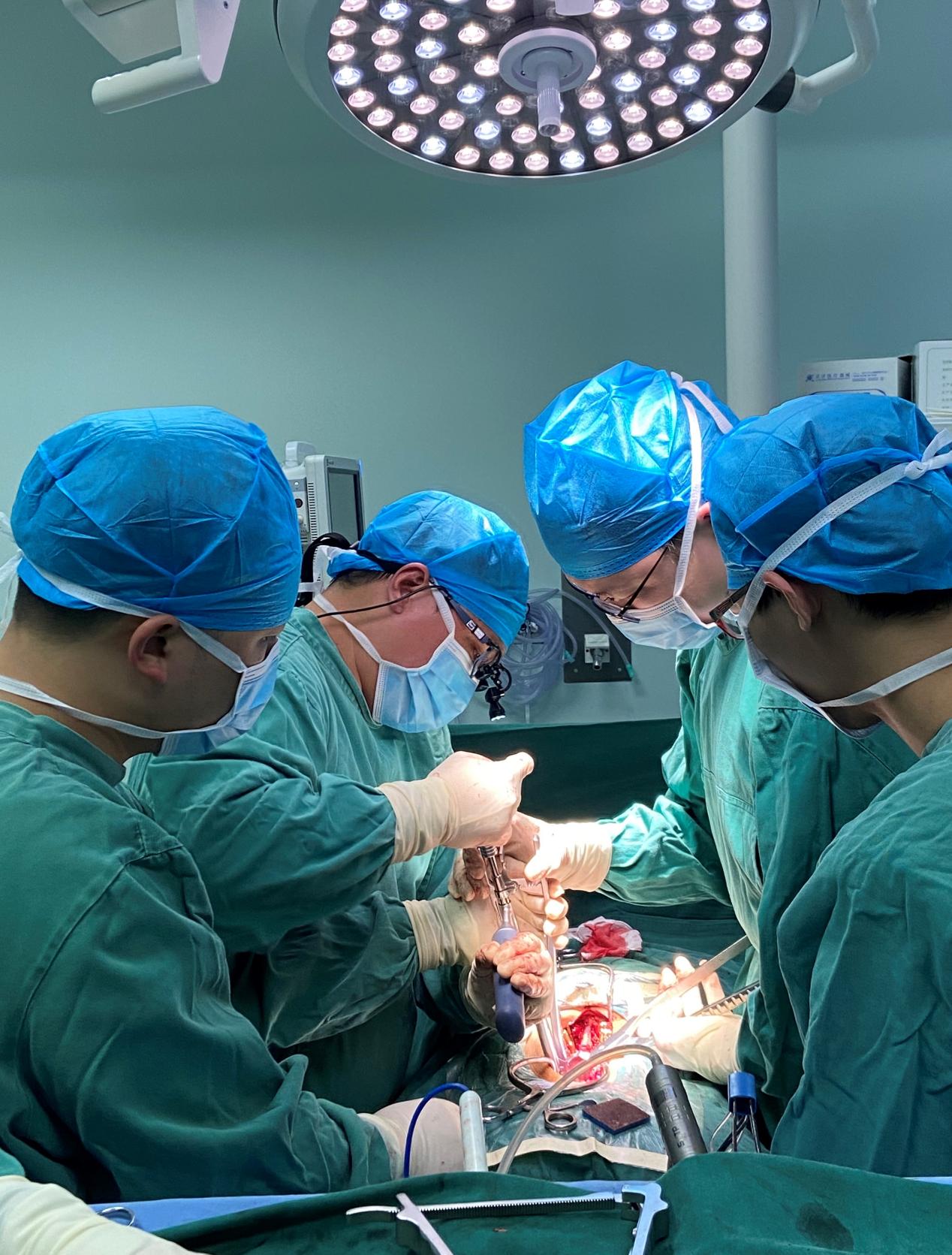 李亮正在进行手术 医院供图