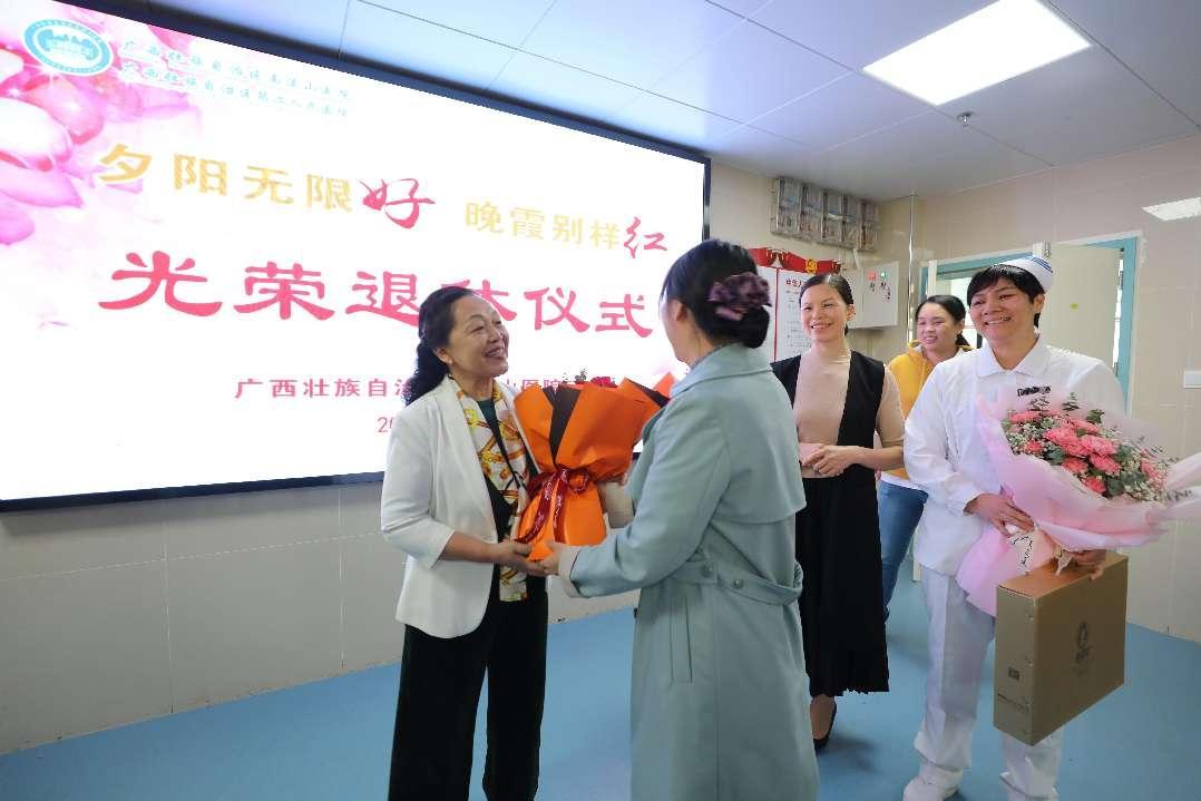 科室人员向光荣退休职工送上鲜花 伍家琪 摄