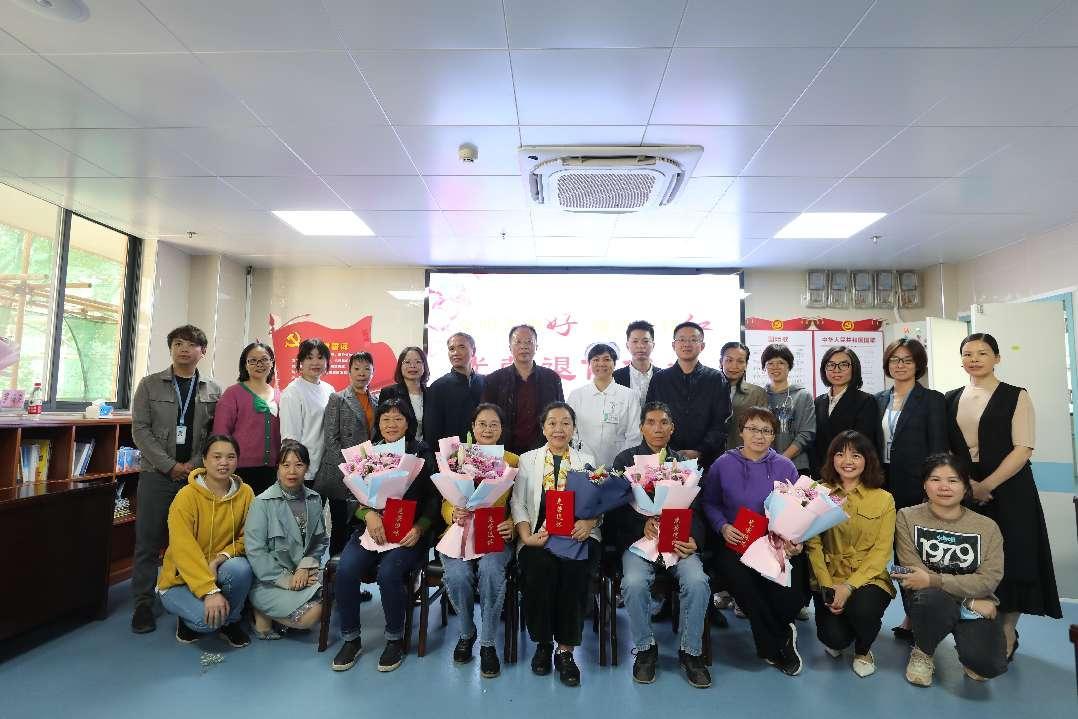 与会人员亲切合影 伍家琪 摄