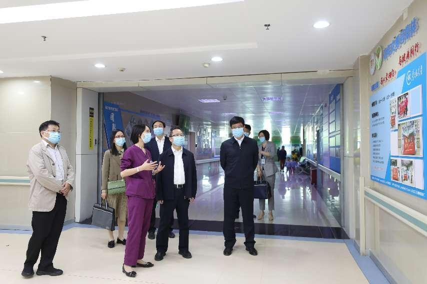 5.参观科室党建文化墙。李金戈摄