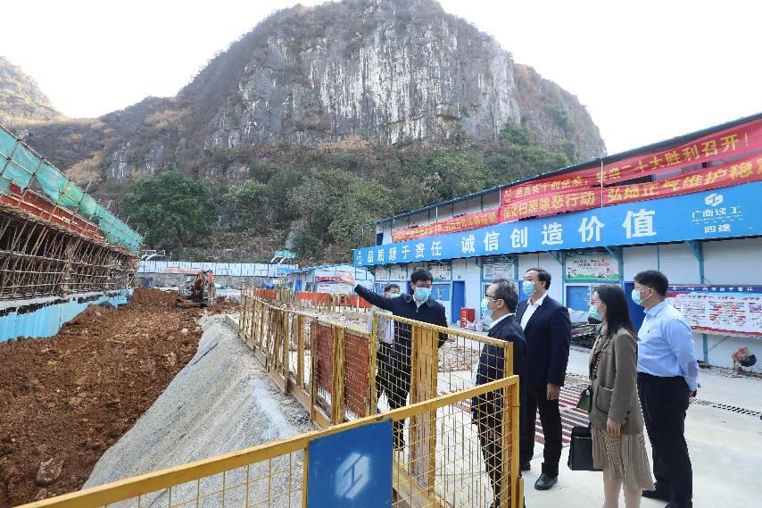 3.现场调研南溪山医院科研教学楼的建设情况。李金戈摄