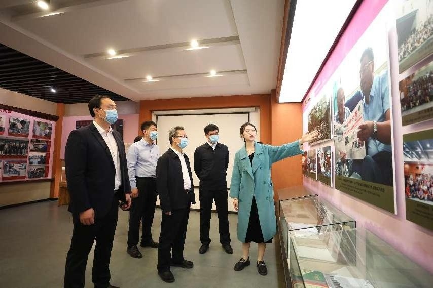 2.参观南溪山医院院史陈列馆。李金戈摄