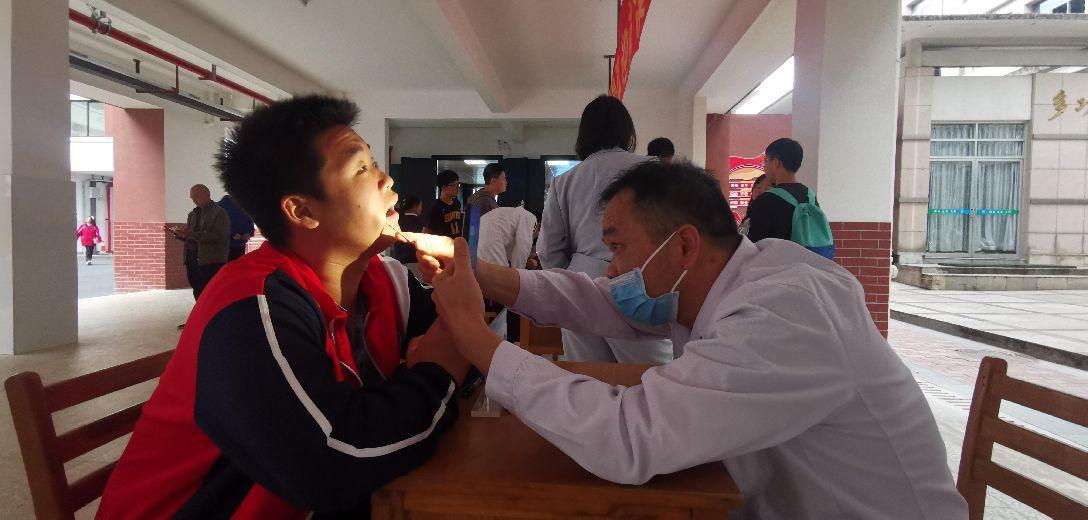 南溪山医院口腔科专家为学生检查。张超群   摄