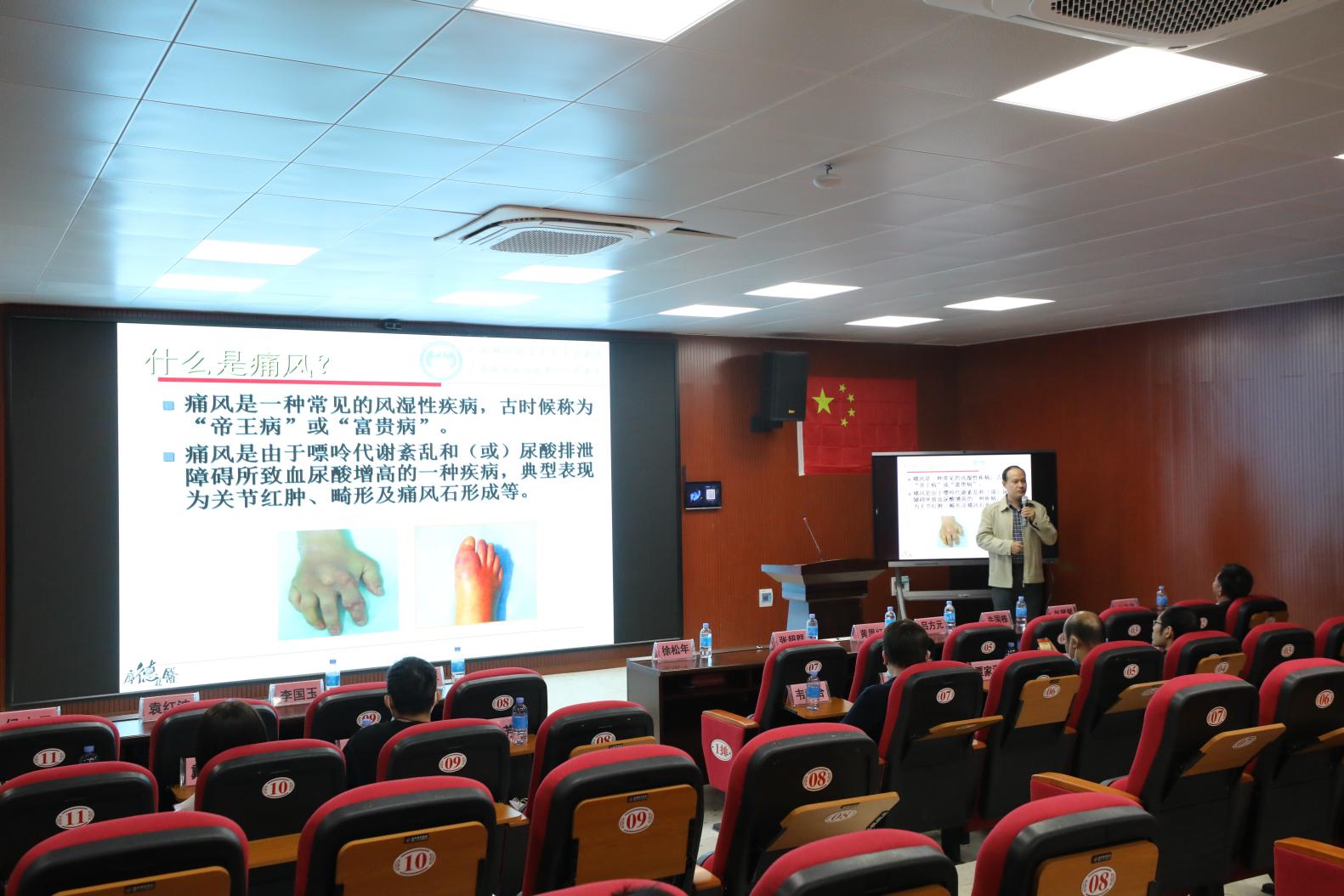 3.南溪山医院风湿免疫科主任牛国栋博士进行健康专题讲座。杨实可   摄