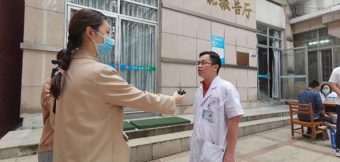参加活动的南溪山医院呼吸与危重症医学科二区副主任医师，博士侯长春 接受采访。张超群   摄
