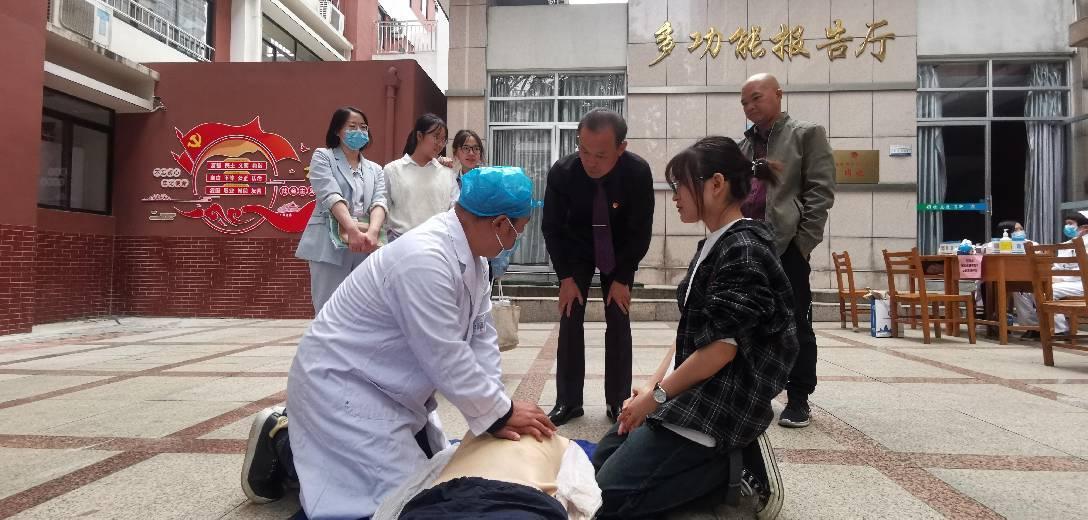 医院专家进行急救知识培训。张超群   摄