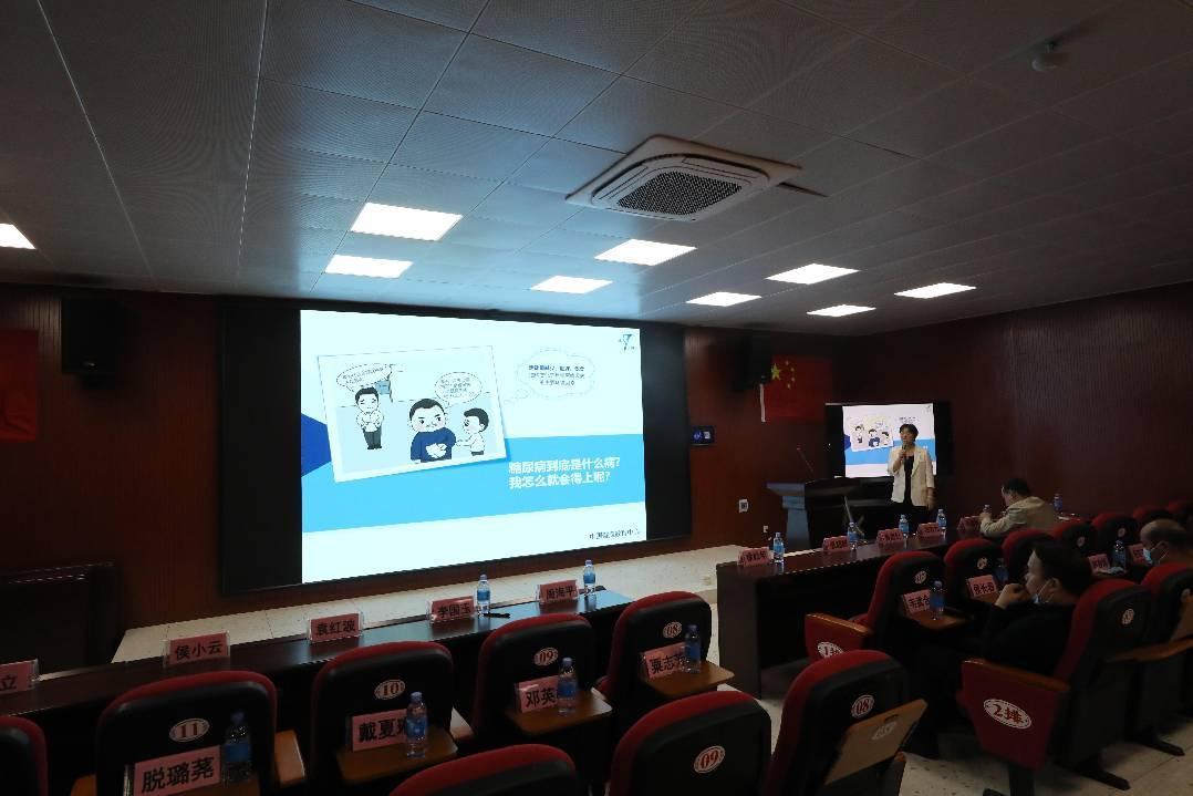 2.南溪山医院内分泌科主任杨琼博士进行健康专题讲座