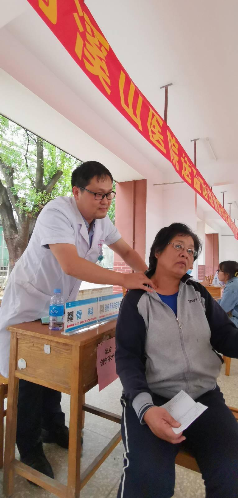 南溪山医院骨科专家张立博士为老师检查诊断疾病。张超群   摄