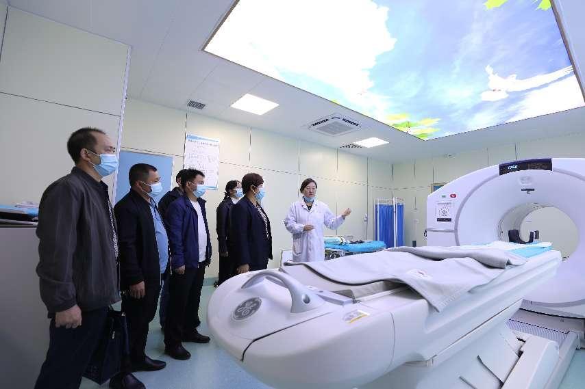 参观了解PET CT先进设备 伍家琪 摄