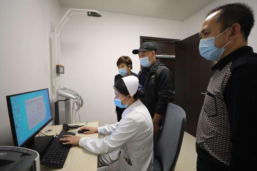 在国际健康管理中心进行健康项目体验 伍家琪 摄