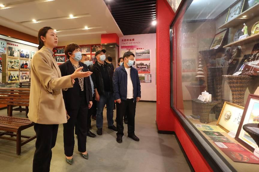 参观南溪山医院院史陈列馆 伍家琪 摄