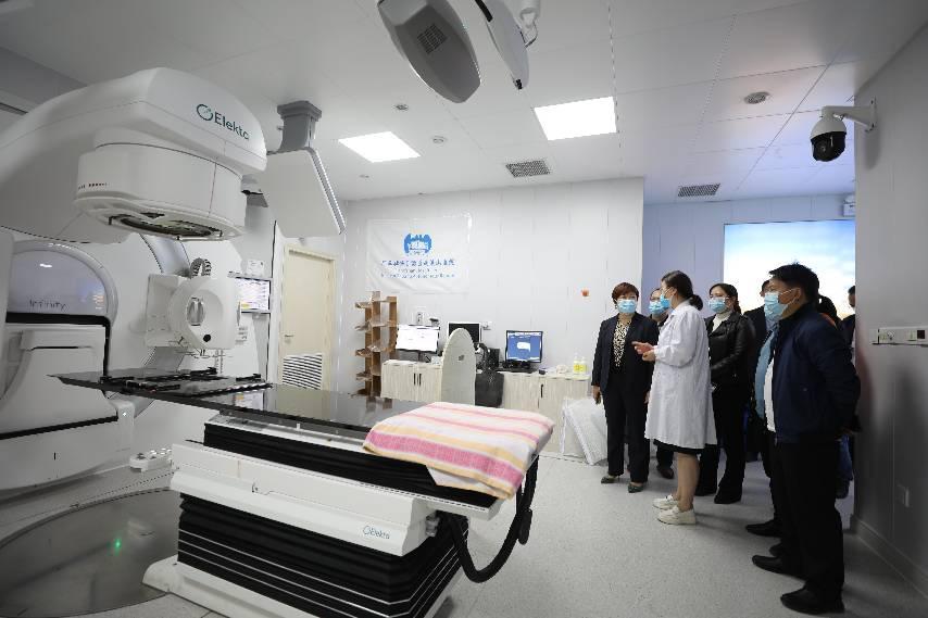 参观直线加速器机房 伍家琪 摄