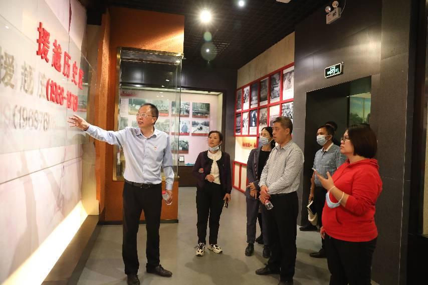 2.参观南溪山医院院史展览馆。李金戈摄