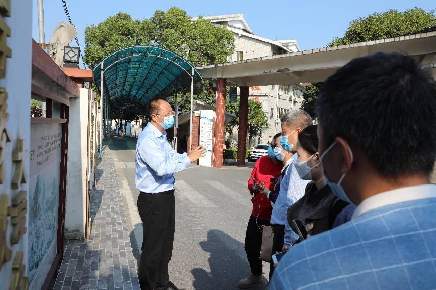 1.南溪山医院党委副书记张超群向调研组介绍中越友谊文化墙.李金戈摄