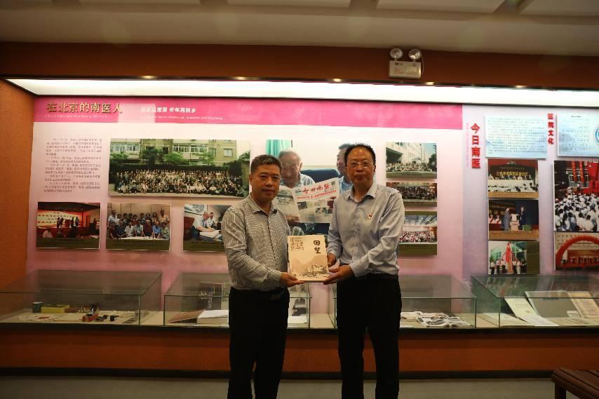 3.张超群向自治区文化和旅游厅革命文物处处长叶文赠送医院文化丛书。李金戈摄