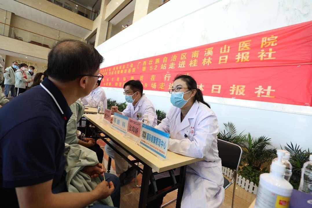 2.国际健康管理中心副主任张海娇博士在义诊中。