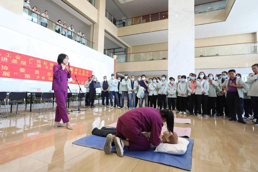 1.南溪山医院综合重症医学科主任韦妍飞在科普心肺复苏和海姆立克急救知识。李金戈摄