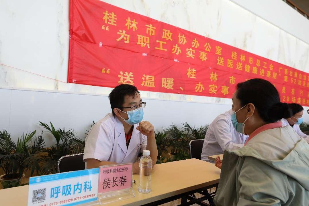 6.呼吸科副主任医师侯长春博士在解答报社职工的健康咨询。