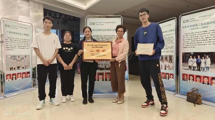 参赛选手与指导老师合影留念