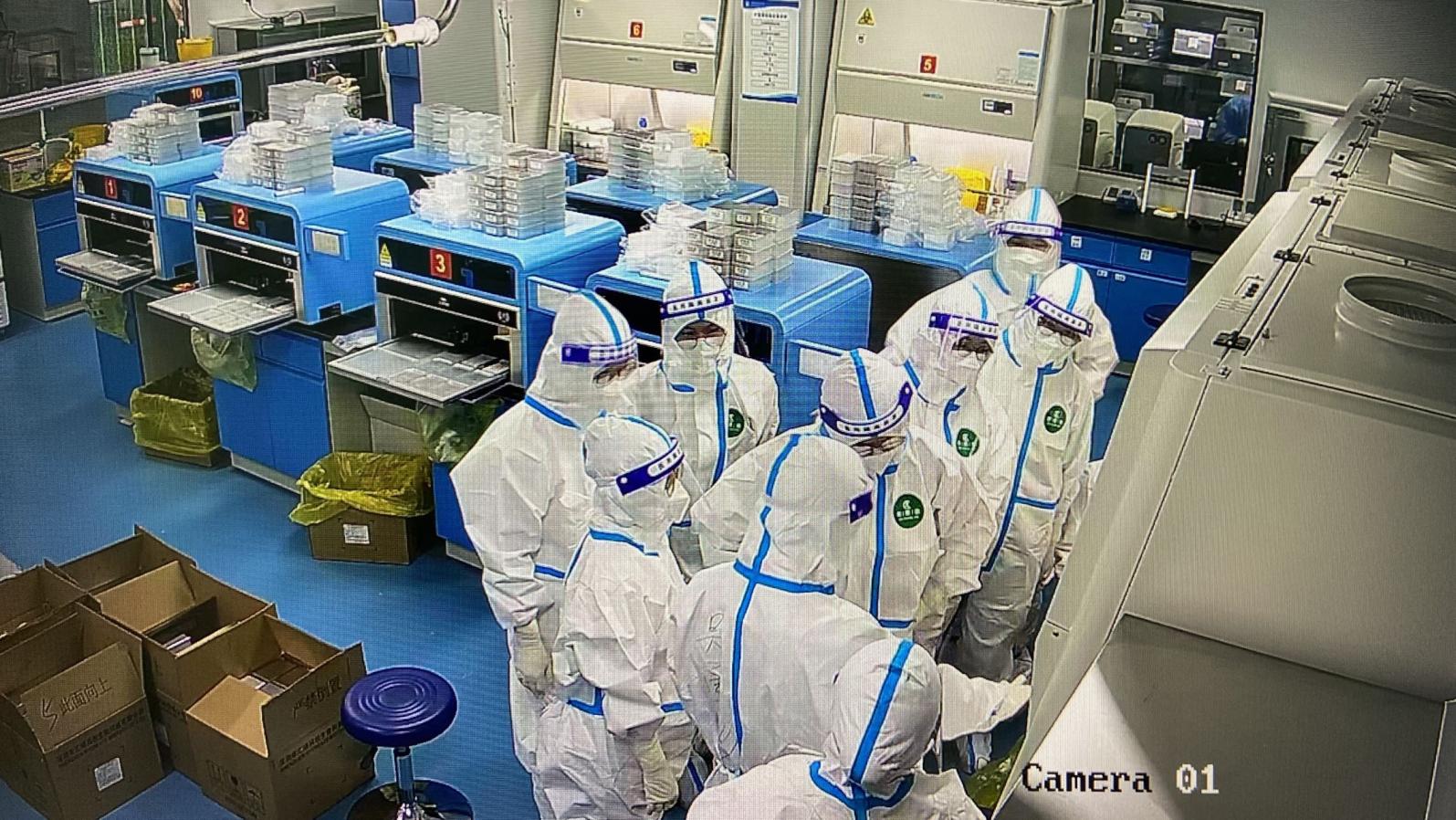 南溪山医院检验科主任吴永彬在基地实验室二区和大家一起研究讨论工作。