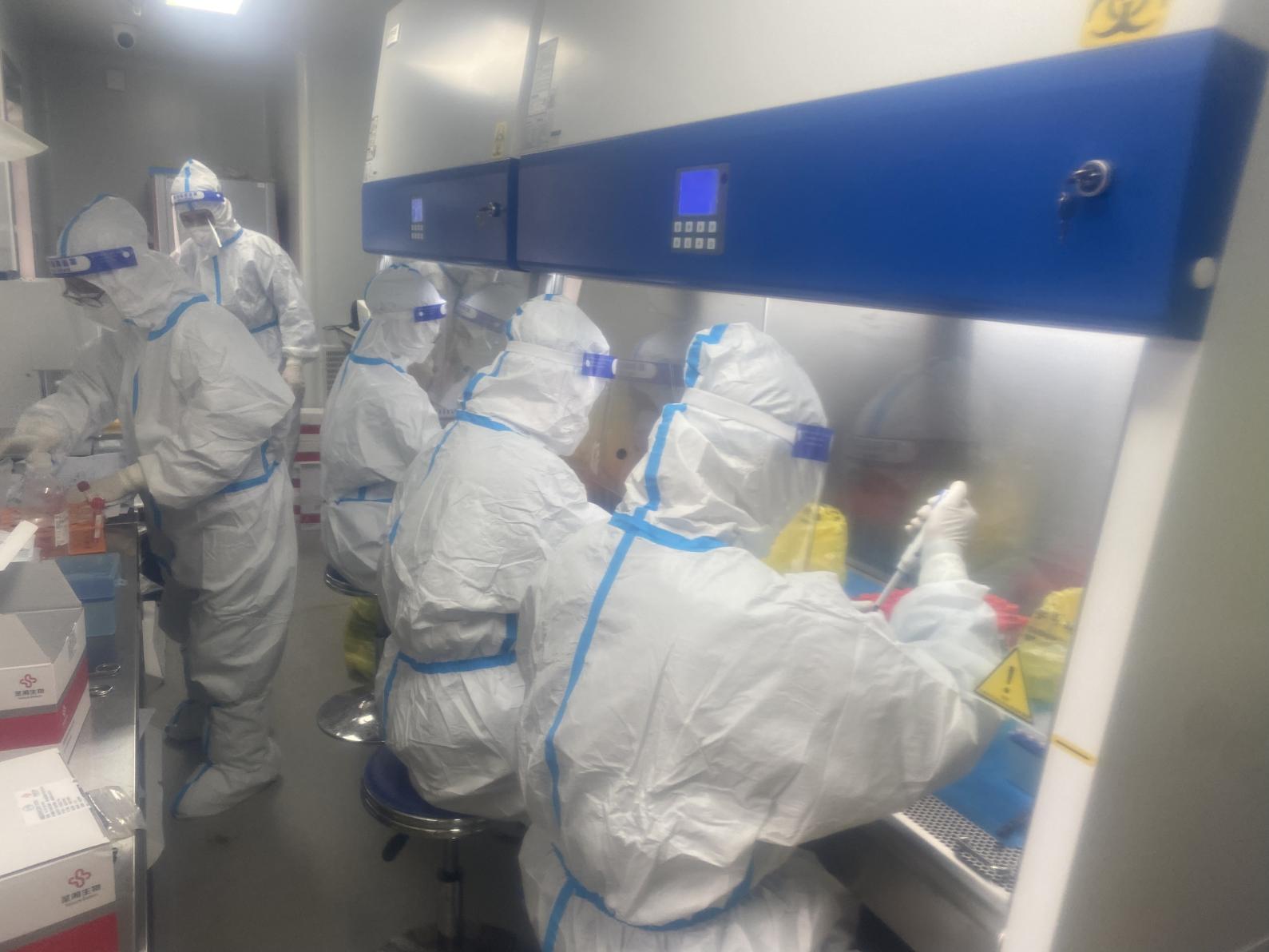 南医检验人员立足岗位，团结协作，努力完成每天的检测任务。