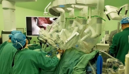 广西区南溪山医院运用机器人勇摘泌尿外科手术“皇冠上的明珠”