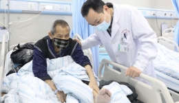 老人“烂脚”痛不欲生 医生 “妙招”保腿有方