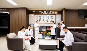 自治区南溪山医院读书角让市民“阅”来“悦”健康