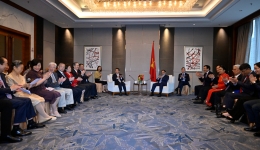 越南总理范明政在京接见南溪山医院职工代表