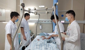 手术挑战“人生最后一次骨折”，高龄老人摔伤切忌“卧以待毙”