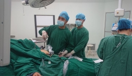 自治区南溪山医院肝胆胰脾外科成功为82岁高龄复杂肝内外胆管结石患者完成腹腔镜下肝切除术