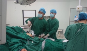 自治区南溪山医院肝胆胰脾外科成功为82岁高龄复杂肝内外胆管结石患者完成腹腔镜下肝切除术