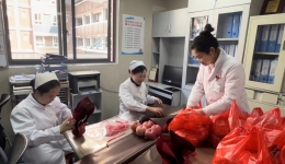    除夕送温暖 病房添年味