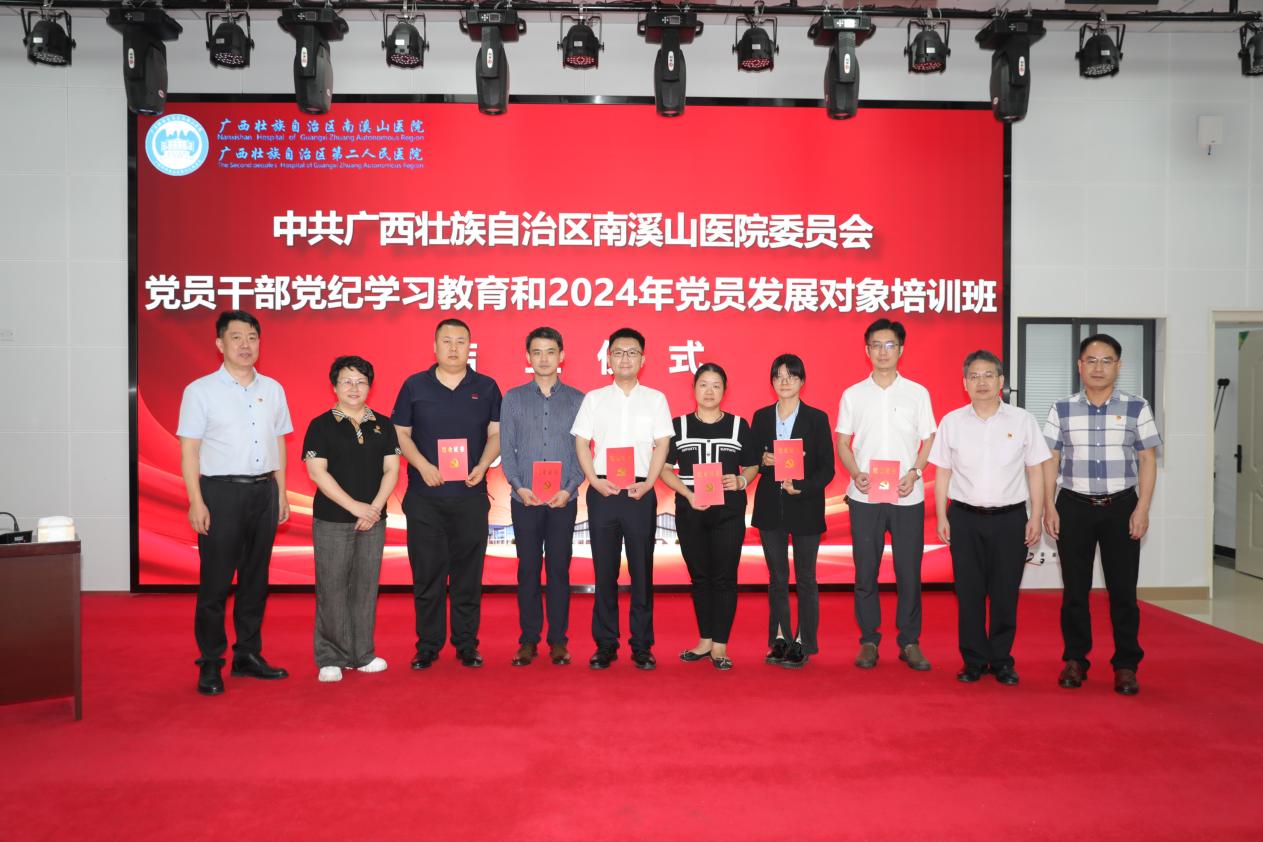 5.结业仪式上,陈彦与医院领导共同为培训班学员颁发结业证书。