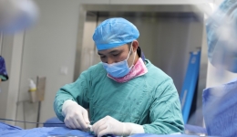 自治区南溪山医院成功完成首例无导线起搏器植入术